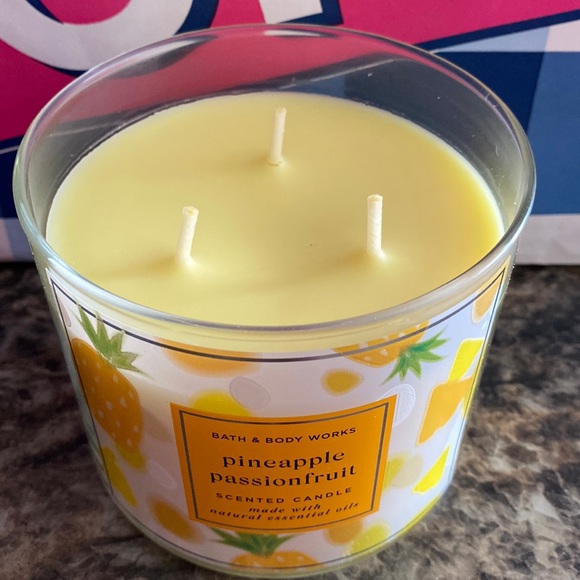 Bath & Body Works 3-Wick candles - Picture 3 of 5